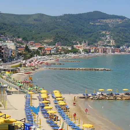 Adelasia 01 - Shared Pool And Parking - Happy Alassio